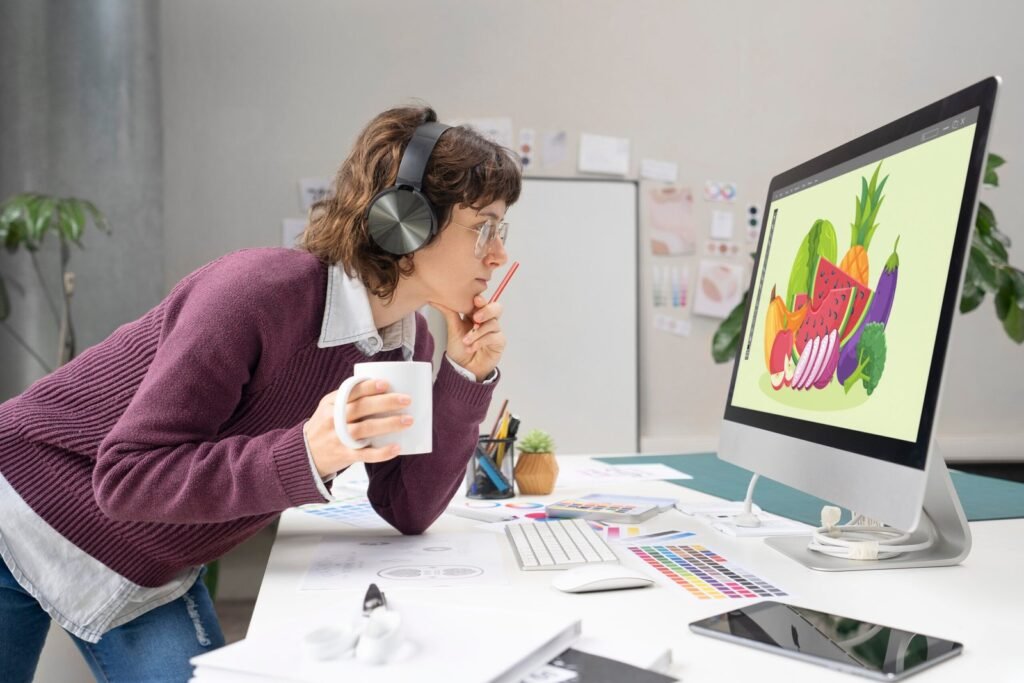 Adobe concepteur de logo travaillant sur un ordinateur de bureau