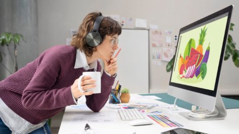 Adobe concepteur de logo travaillant sur un ordinateur de bureau