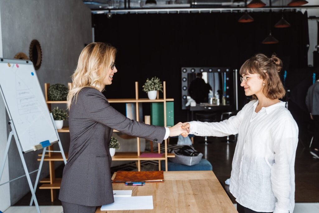 techniques de vente deux femmes d affaires se serrant la main au magasin