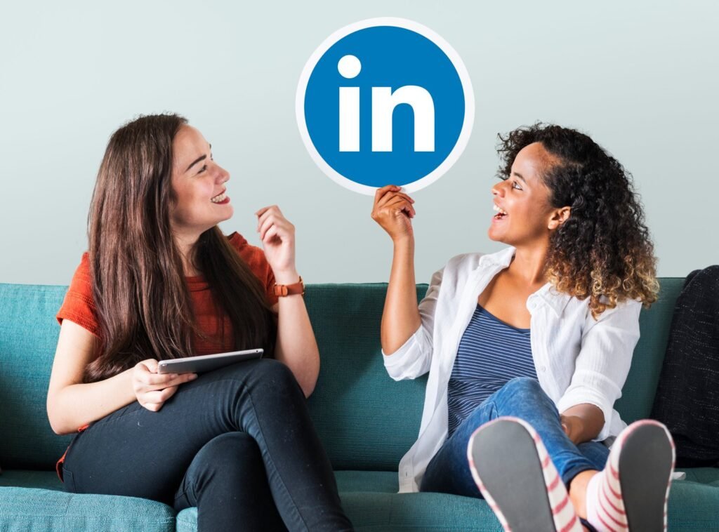 Linked In femmes portant un logo linkedin