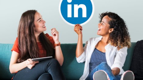 Linked In femmes portant un logo linkedin