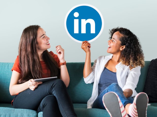 Linked In femmes portant un logo linkedin
