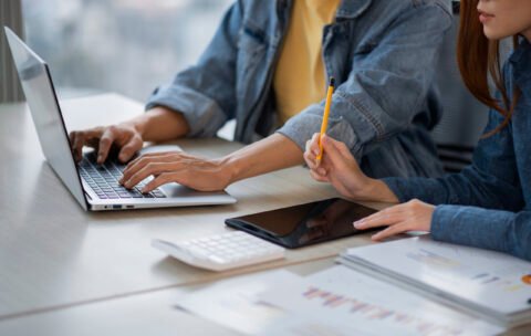 Bureautique employes-travaillant-ensemble-vue-laterale