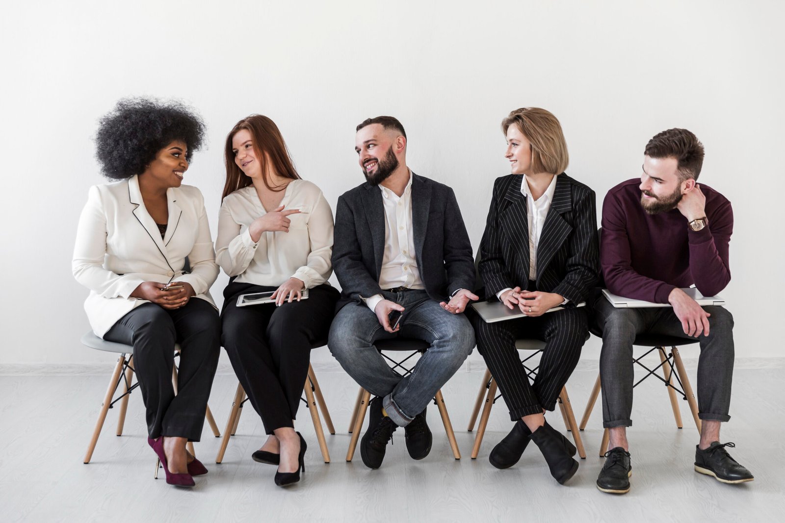 vue frontale de professionnels conversation